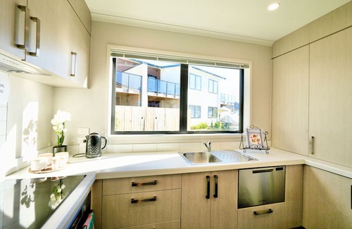 Hamilton Casa | Modern Oasis with Spa, close to chopping centre!