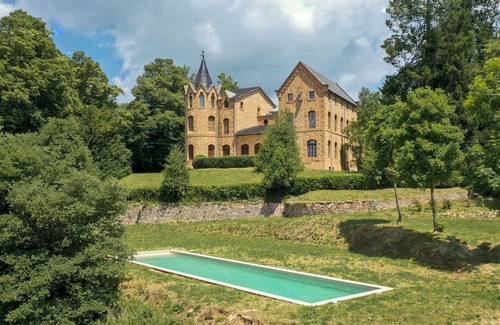 Sant Hilari Sacalm Villa | Castillo modernista elegante en Cataluña, España, con piscina, torre y capilla