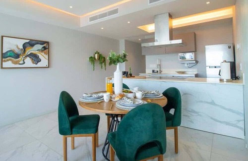 Isla Iguana Apartamento | Nautico Condo, Rooftop Pool, Gym, Steps to the Marina!