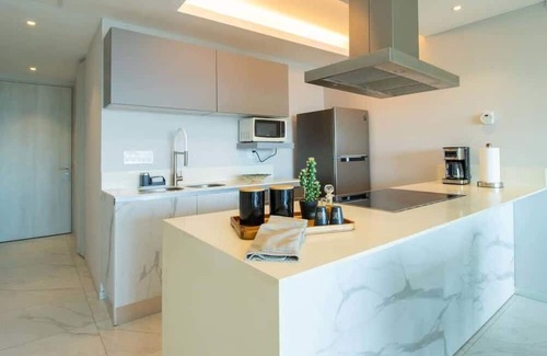 Isla Iguana Apartamento | Nautico Condo, Rooftop Pool, Gym, Steps to the Marina!