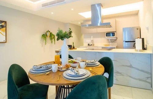 Isla Iguana Apartamento | Nautico Condo, Rooftop Pool, Gym, Steps to the Marina!