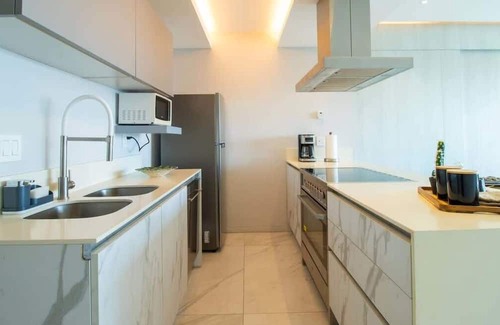 Isla Iguana Apartamento | Nautico Condo, Rooftop Pool, Gym, Steps to the Marina!