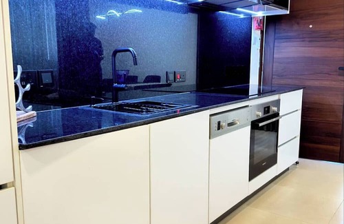 North Ridge Apartamento | Stylish 2BR in Cantonments - Pool, Gym, Rooftop - Ideal for Long Stays