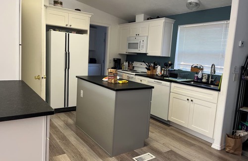 Newport Cabina | 3-bedroom lakefront cabin with WiFi, AC and a private dock. Bring the family!