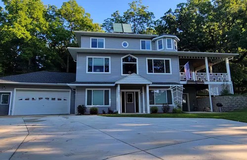 Decorah Apartamento | Modern Comfort Riverview Stay