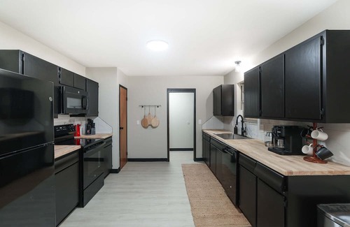 Wichita Casa | Dazzling East Side 3BR 2 BA Coffee/WFI/SMRT TV