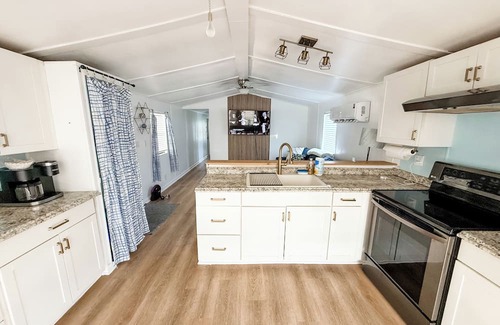 Bradenton Casa | Cozy 2-bedroom mobile home in fantastic Bradenton with WiFi, AC