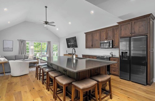 Double Springs Casa | Welcome to The Lazy Buoy, a peaceful getaway nestled on the shores of Smith Lake