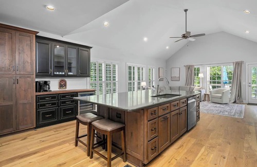 Double Springs Casa | Welcome to The Lazy Buoy, a peaceful getaway nestled on the shores of Smith Lake