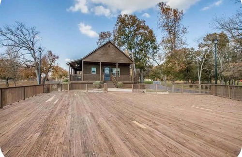 Van Zandt County Casa | Premier country house with top amenities in Ben Wheeler near Canton Trade Days