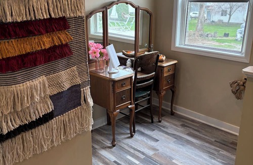 Bass Lake Cabaña | Krueger’s cottage with Lake Acess. Newly remodeled.