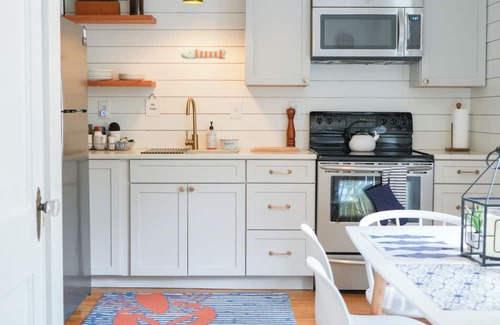 West End Apartamento | Amazing West End apartment walkable to downtown and the waterfront.
