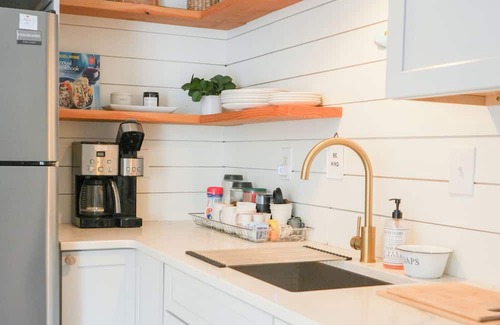 West End Apartamento | Amazing West End apartment walkable to downtown and the waterfront.