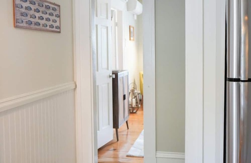 West End Apartamento | Amazing West End apartment walkable to downtown and the waterfront.