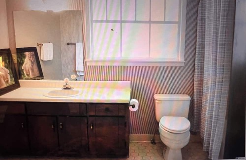 Anniston Casa | Deep stairs Loft with Wi-Fi, AC in charming Anniston