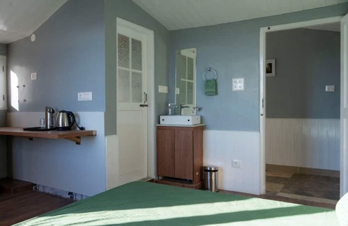 Mashobra Cama Y Desayuno | Homely Attic Room with Sunrise and Forest & Mountain Valley Views