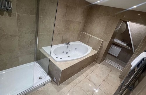Clydach Casa | 4 Rooms, Private Parking