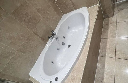 Clydach Casa | 4 Rooms, Private Parking