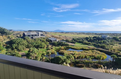 Waikawa Beach Casa | Seamless Serenity : Modern House in Nature's Lap