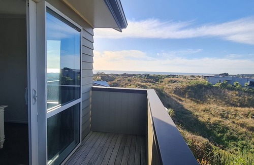 Waikawa Beach Casa | Seamless Serenity : Modern House in Nature's Lap