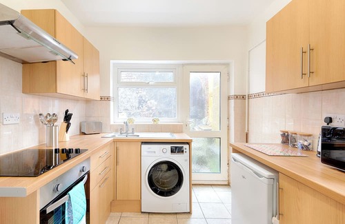 St. Thomas Casa | Parking, Smart TV's in All Rooms, Central Location