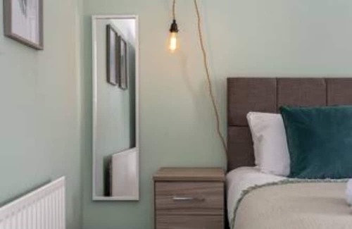 Margam Casa | Parking, 2 Bathrooms, Dining Space & Garden