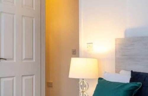 Morriston Casa | King Beds, Street Parking, Smart Tv's every room!