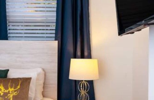 Morriston Casa | King Beds, Street Parking, Smart Tv's every room!