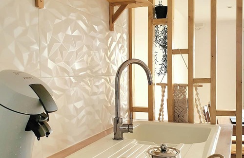 Saint-Genis-Laval Apartamento | Quiet, detached T2 apartment/10 min from Lyon Centre/Private car park/Terrace