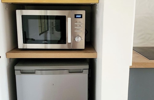 Saint-Genis-Laval Apartamento | Quiet, detached T2 apartment/10 min from Lyon Centre/Private car park/Terrace