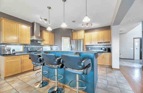 Chestermere Casa | Lake Chestermere /Exsecutive Home, 5BR, Sleep 9 /Golf Course /Near Calgary