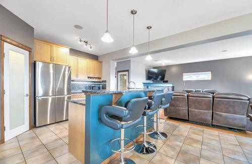 Chestermere Casa | Lake Chestermere /Exsecutive Home, 5BR, Sleep 9 /Golf Course /Near Calgary