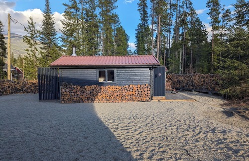 Tete Jaune Cache Cabina | Rustic Mountain Getaway, cozy, couples, mountain views, Mount Robson and Jasper.
