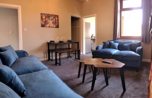 Port Talbot Casa | 3 Double Beds, 4 Rooms, Sleeps 8
