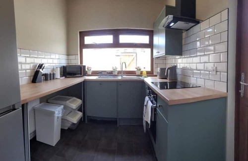 Port Talbot Casa | 3 Double Beds, 4 Rooms, Sleeps 8