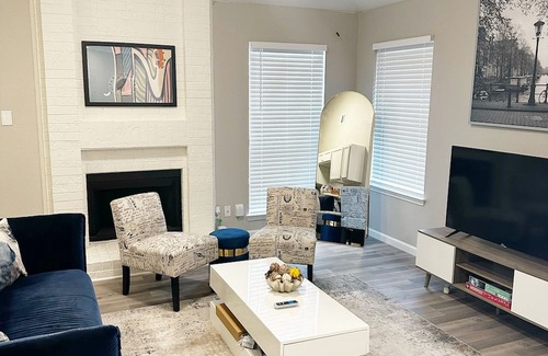 Fort Worth Casa | Ctrl+Alt +Relax - Cozy Work Stay house with WiFi, AC in Fort Worth