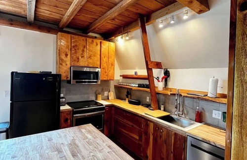 Bozeman Apartamento | Fully Renovated 1800s Red Barn Close to Everything