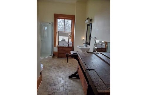 Leland Otro | Sugarland Mansion - Built in 1850, 3BR renovated farmhouse on 10 acres + stream