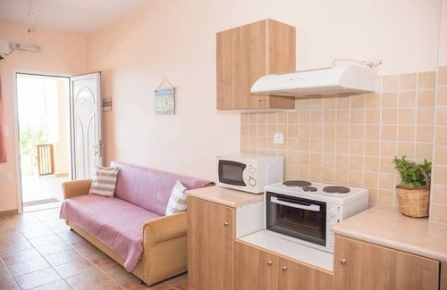 Plepi Apartamento | One-Bedroom Apartment with Sea Views and Olive Grove Serenity for Up to 4 Guests