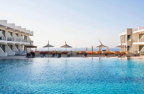 Bahceli Apartamento | Beautiful studio: Relaxation by the pool under palm trees