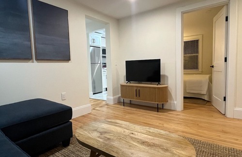 Off Broadway Condominio | Charming 1-bedroom condo with WiFi, AC in Newport, Walk to Everything