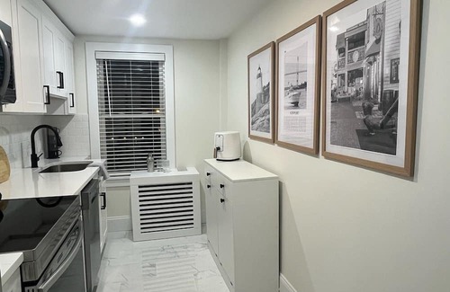 Off Broadway Condominio | Charming 1-bedroom condo with WiFi, AC in Newport, Walk to Everything