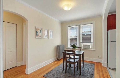 Old Irving Park Apartamento | Ideal, Spacious & Furnished 1BR Apartment