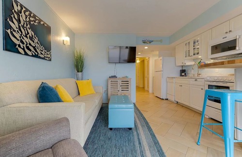 Hampton Condominio | Cozy 1-bedroom condo in wonderful Hampton with WiFi, AC