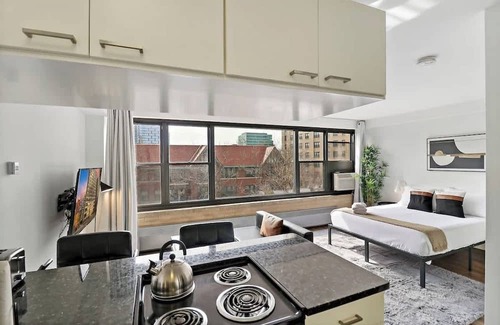 Indian Village Apartamento | Warm & Elegant Studio Apt in Chicago