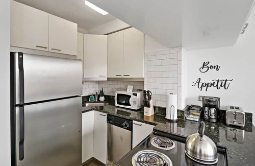 Indian Village Apartamento | Warm & Elegant Studio Apt in Chicago