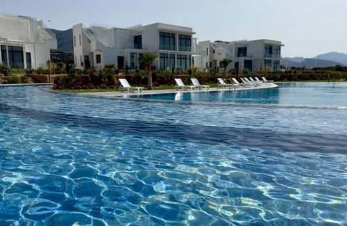 Bahceli Apartamento | Modern penthouse in green resort: pool + gym