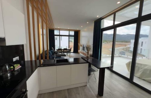 Bahceli Apartamento | Modern penthouse in green resort: pool + gym
