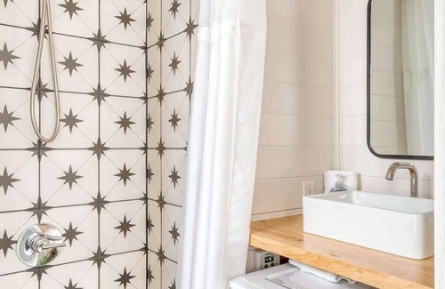 Overlook Apartamento | Noir-Emerald: Modern TinyLux in Portland
