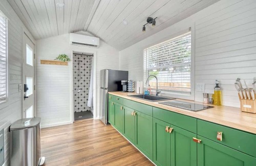 Overlook Apartamento | Noir-Emerald: Modern TinyLux in Portland